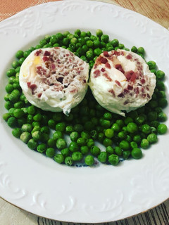 Una foto de Guisantes al vapor lékué con huevos y jamón en accesorio de Lékué, todo un invento