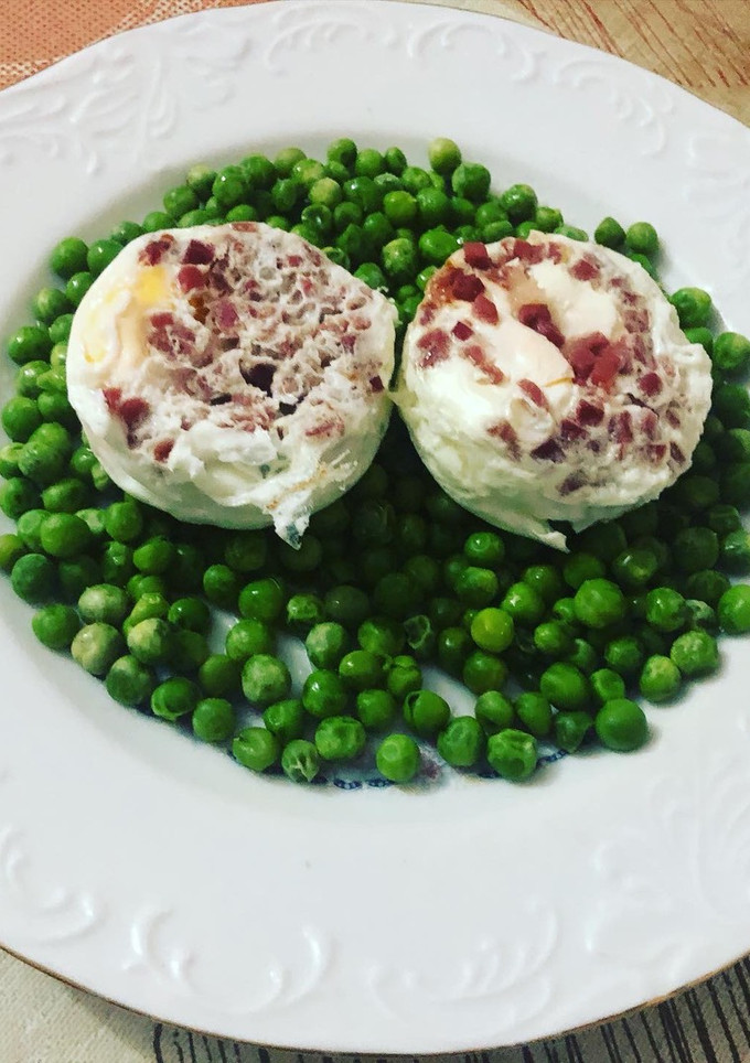 Una foto de Guisantes al vapor lékué con huevos y jamón en accesorio de Lékué, todo un invento
