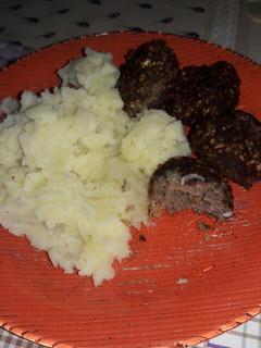 Una foto de Kipes con puré de papas
