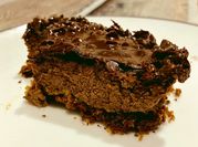 Una foto de cheesecake y miel