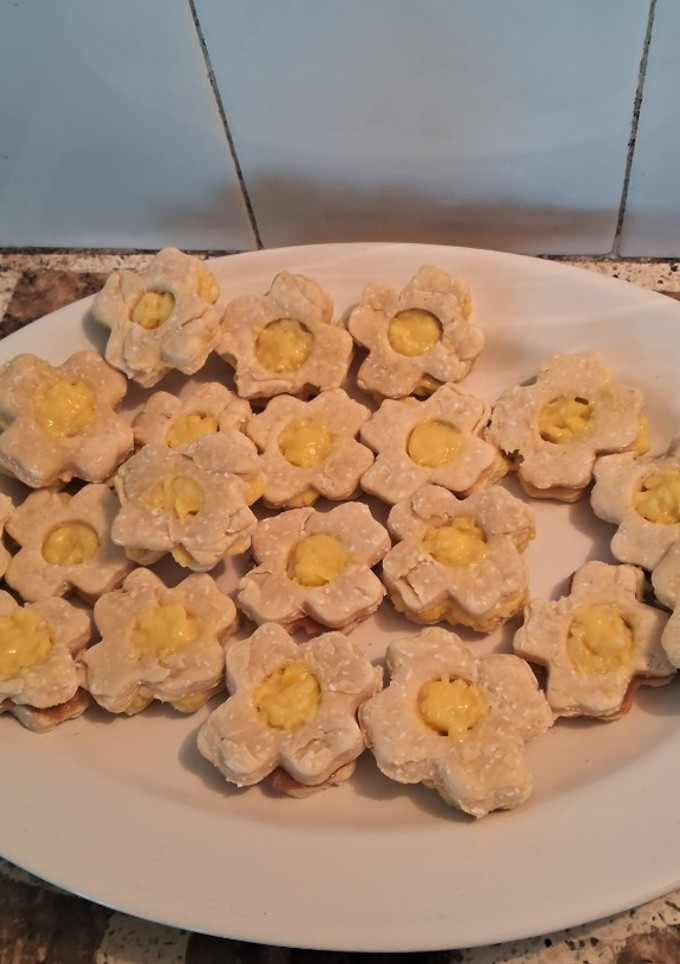 Una foto de Lunettes de coco rellenos con crema de vainilla