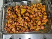 Una foto de adobo con hierbas