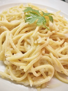 Una foto de Espaguetis cacio e pepe (queso y pimienta negra)