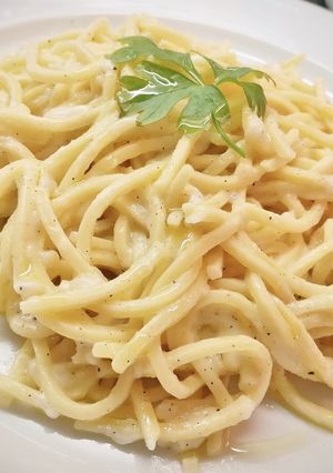 Una foto de Espaguetis cacio e pepe (queso y pimienta negra)