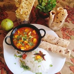 A picture of Restaurant style matar paneer (green peas with paneer curry).