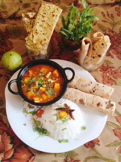 A picture of Restaurant style matar paneer (green peas with paneer curry).