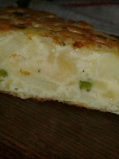Una foto de Tortilla de papa con cebolla y morrón