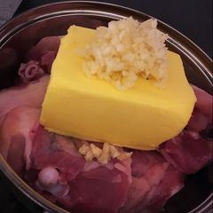 A picture of Garlic Chicken Confit.