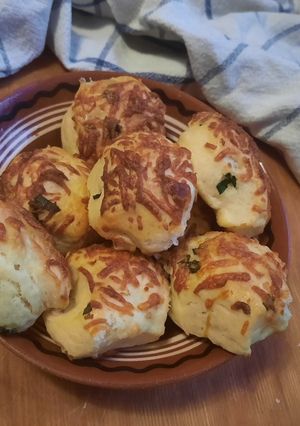 Medvehagymás kecskesajtos pogácsa recept fotója