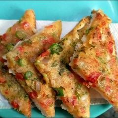 A picture of Bread sooji uttapam.