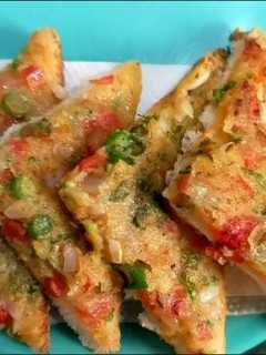 A picture of Bread sooji uttapam.