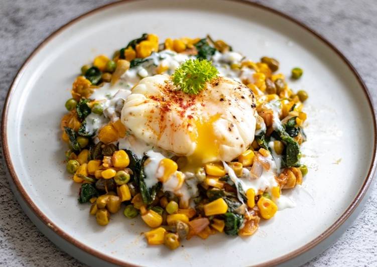 Poached eggs with harissa mix tin vegetable