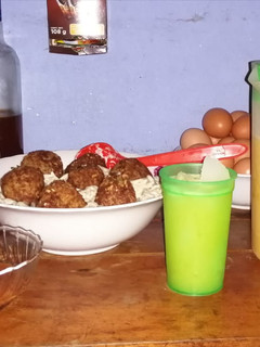 Una foto de Espagueti cremoso con albóndigas y refresco de Marañón