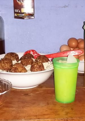 A picture of Creamy Spaghetti with Meatballs and Cashew Fruit Drink.