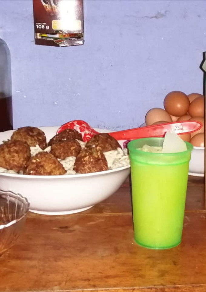 Una foto de Espagueti cremoso con albóndigas y refresco de Marañón