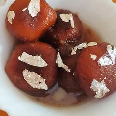 A picture of Gulab jamun.