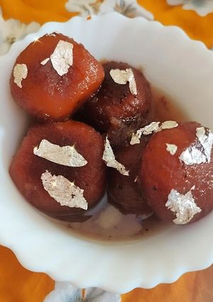 A picture of Gulab jamun.