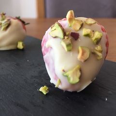 A picture of White chocolate and pistachio strawberries.