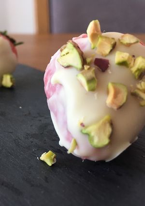 A picture of White chocolate and pistachio strawberries.
