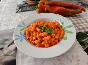 Foto di Fusilli con crema di peperoni e basilico fresco