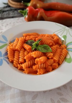 Foto di Fusilli con crema di peperoni e basilico fresco