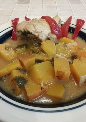 Una foto de Calabaza con pollo en crema de apio
