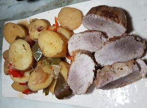 Una foto de Cuadrada de cerdo con papas en olla a presión