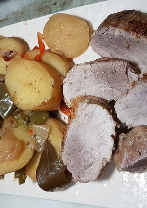 Una foto de Cuadrada de cerdo con papas en olla a presión