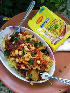 मैगी आलू टिक्की चाट (Maggi aloo tikki chaat recipe in hindi) रेसिपी मुख्य फोटो
