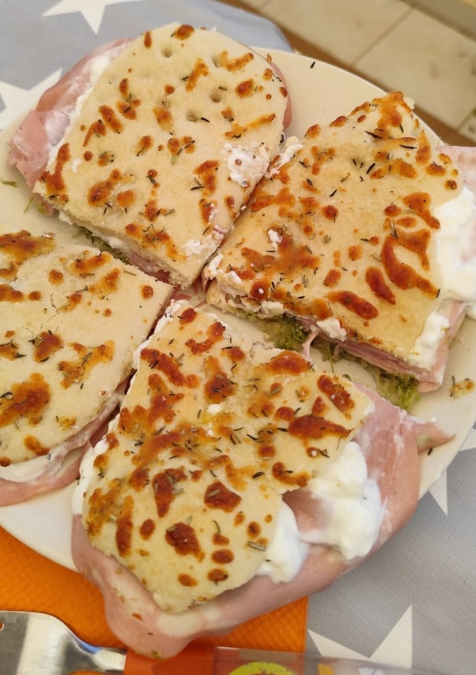 Una foto de Focaccia con mortadela y burrata