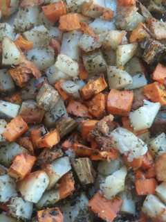 Una foto de Papas y boniatos al horno!!