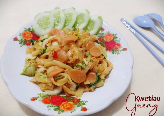 Kwetiau Goreng Mix Sawi Sosis