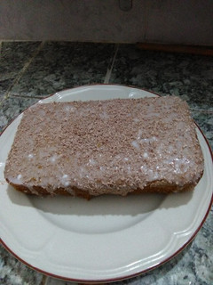 Una foto de Torta de zanahoria con glacé y chocolate