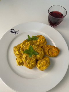 Una foto de Huevos cocidos en salsa de almendras