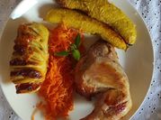 Una foto de pollo al horno con manteca y especies