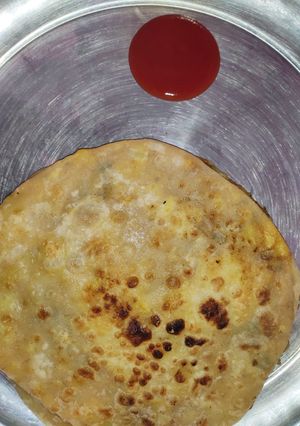 A picture of Paratha with leftover potato masala.