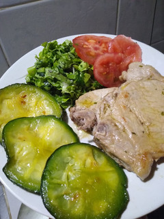 Una foto de Costilla de Cerdo con Verduras