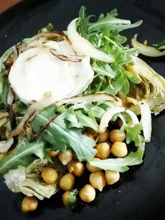 Una foto de Ensalada templada de alcachofa y garbanzos