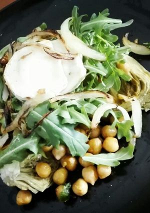 Foto principal de Ensalada templada de alcachofa y garbanzos