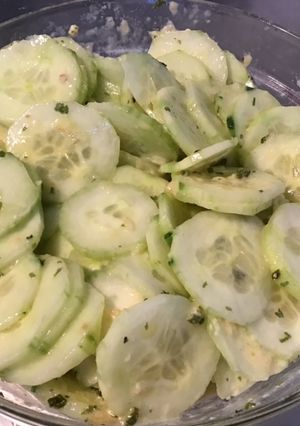 Une photo de Concombres marinés au citron confit moutarde de Dijon et herbes aromatiques