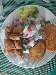 Una foto de Ceviche de Reineta con chicharrón de pescado