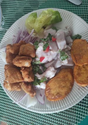 Una foto de Ceviche de Reineta con chicharrón de pescado