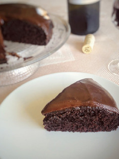 Una foto de Tarta de chocolate y vino tinto 🍫🍷