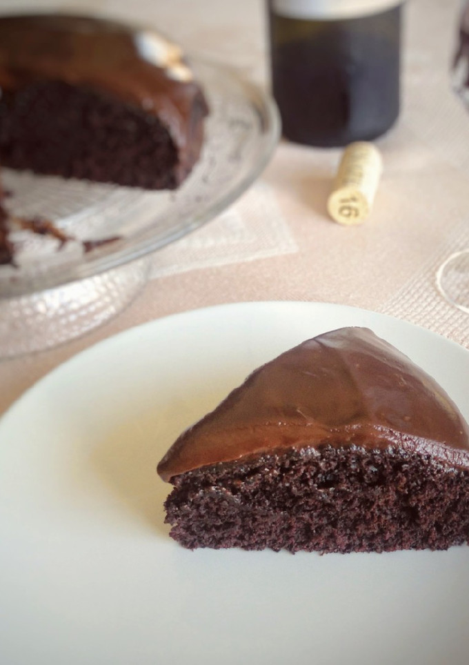 Una foto de Tarta de chocolate y vino tinto 🍫🍷