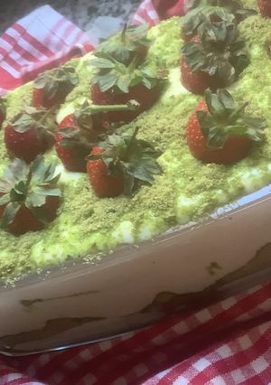 Une photo de 🍭Tiramisu 🍰fraises🍓 pistaches 🍈🪺🪷