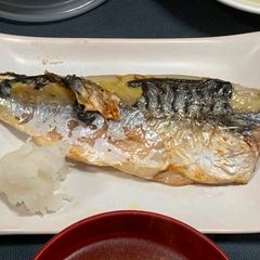 Salt-Grilled Saba with frying pan A picture of Salt-Grilled Saba with frying pan.