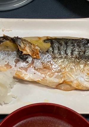A picture of Salt-Grilled Saba with frying pan.