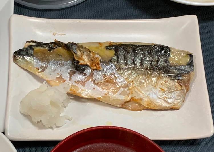 Salt-Grilled Saba with frying pan