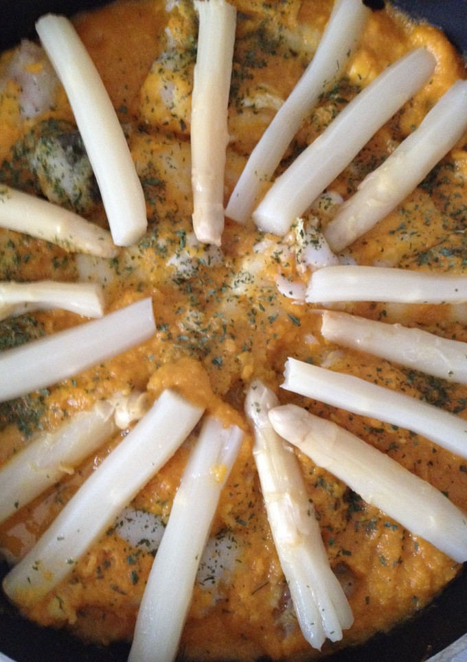 Una foto de Pescadilla con salsa de zanahoria y espárragos