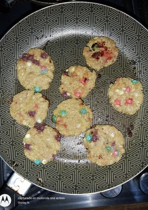 Una foto de Galletas de avena y chips de colores